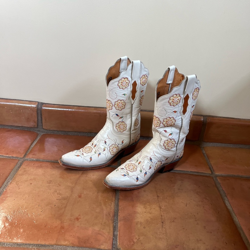 Beautiful Women’s Lucchese 1883 cream floral boots.